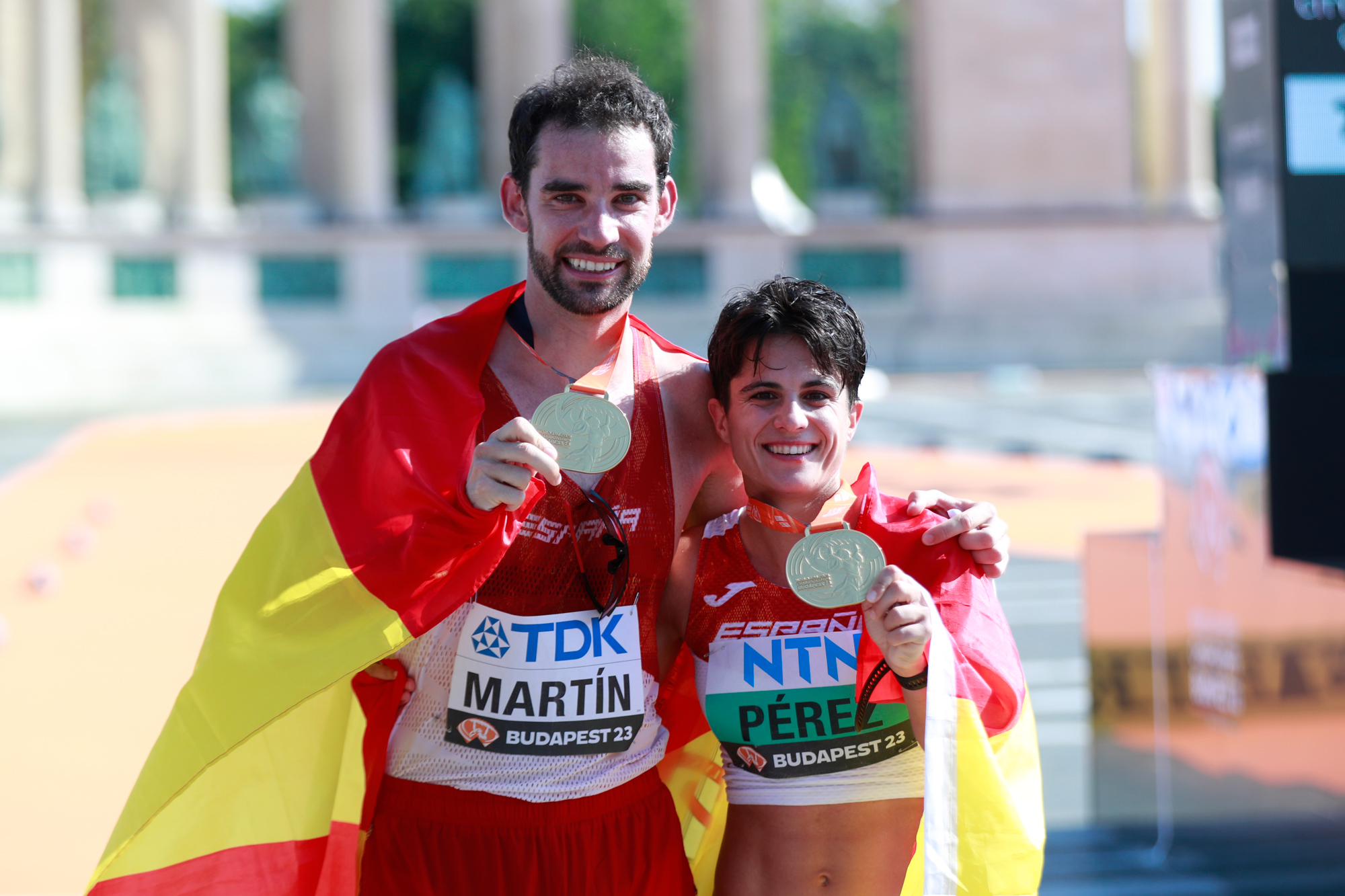 Álvaro y María con la medalla de campeones del mundo