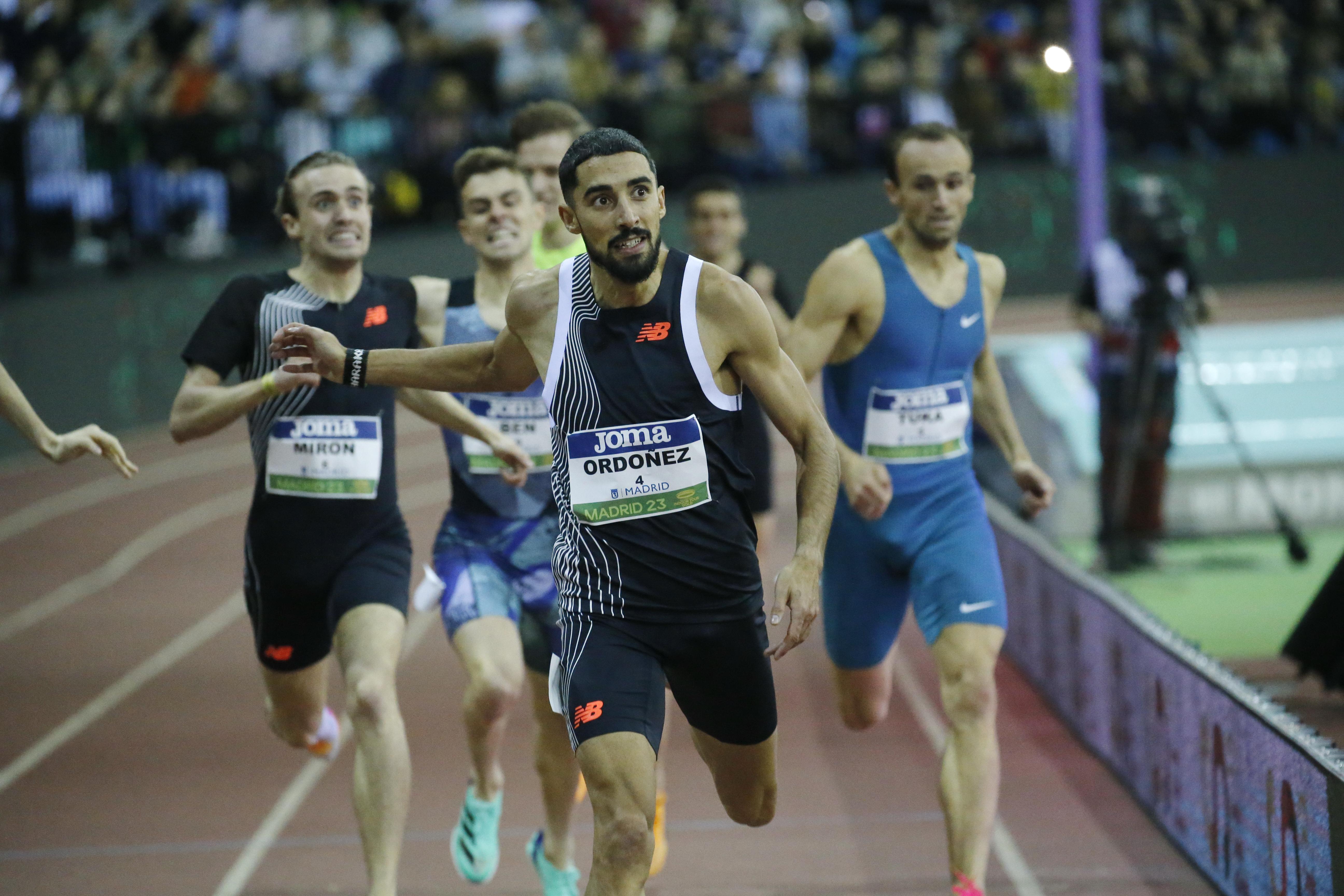 Saúl Ordóñez ganando el 800m