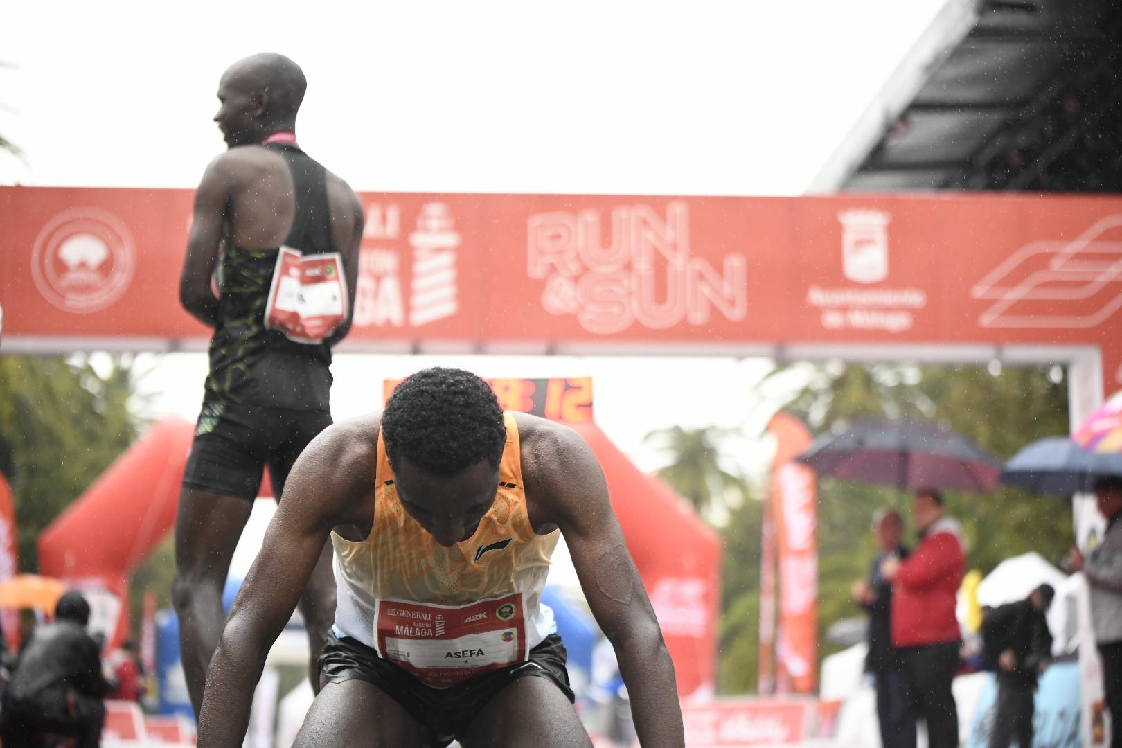 Atleta en la meta del maratón de Málaga