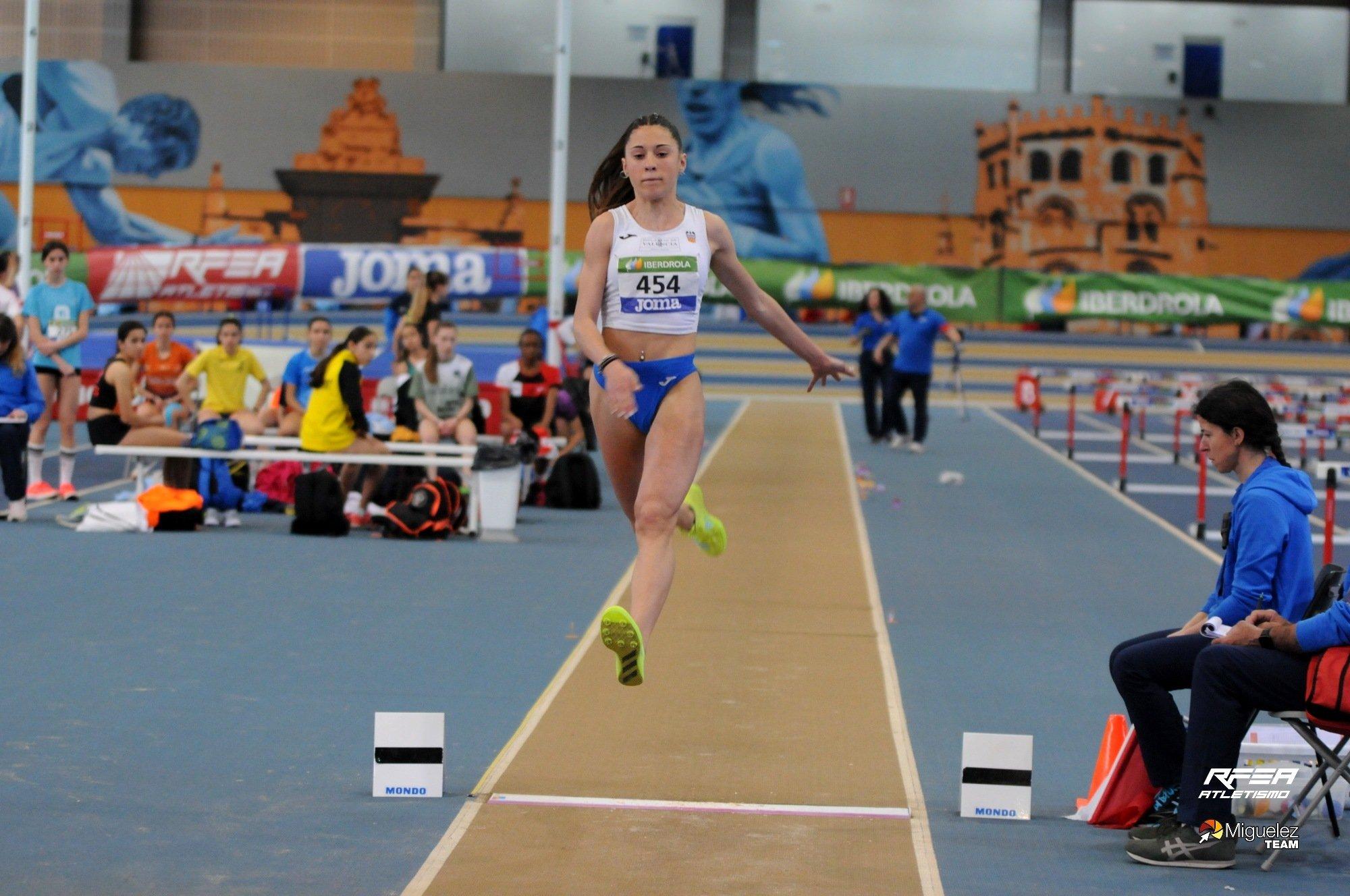 Luna Arnás saltando longitud en el Campeonato de España Sub16 PC