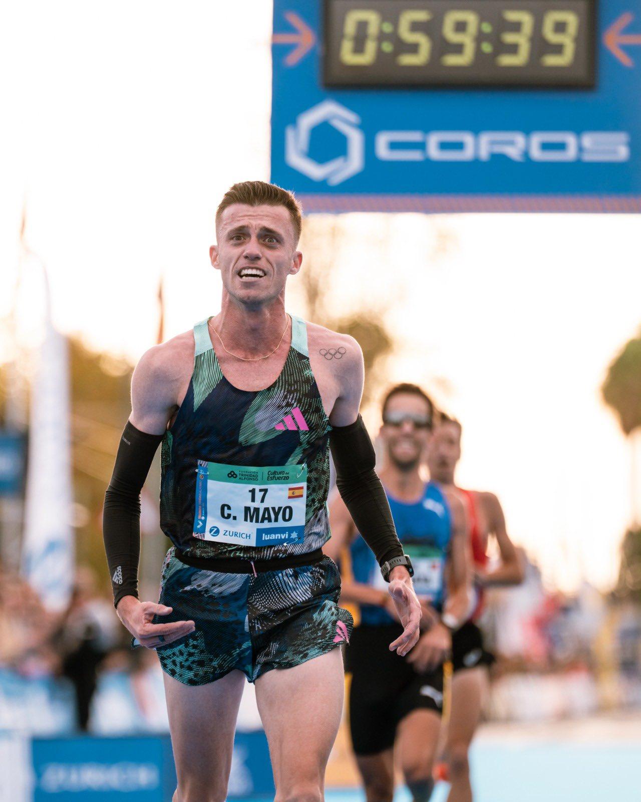 Carlos Mayo llegando a meta en Valencia medio maratón