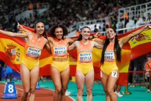 Las chicas del 4x100 ya tienen el apodo que anhelaban: Las 'Balas Rojas'