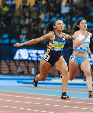 Jaël Bestué y Carlos Sáez hacen mínima para el Mundial de Torun en el estreno del atletismo español