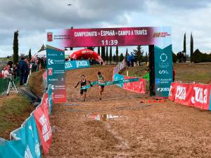 Almodóvar del Río vive un Campeonato de España de cross de auténtico y embarrado campo a través